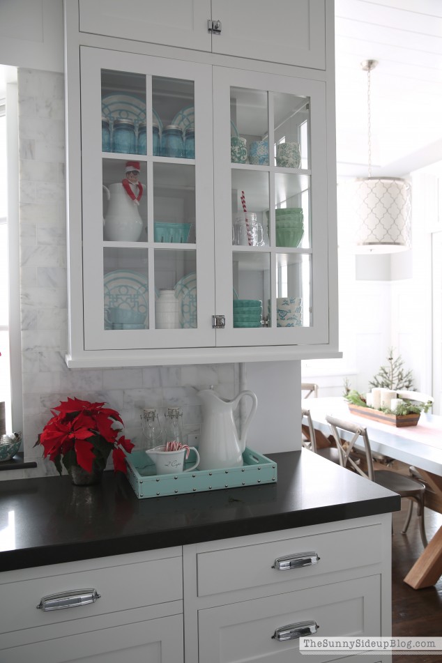 christmas-kitchen-shelf-decor