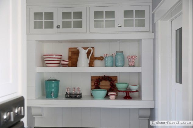 christmas-kitchen-shelf-styling