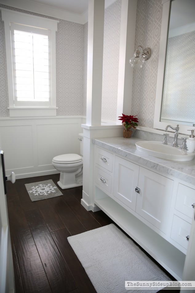 craftsman-molding-in-powder-bathroom