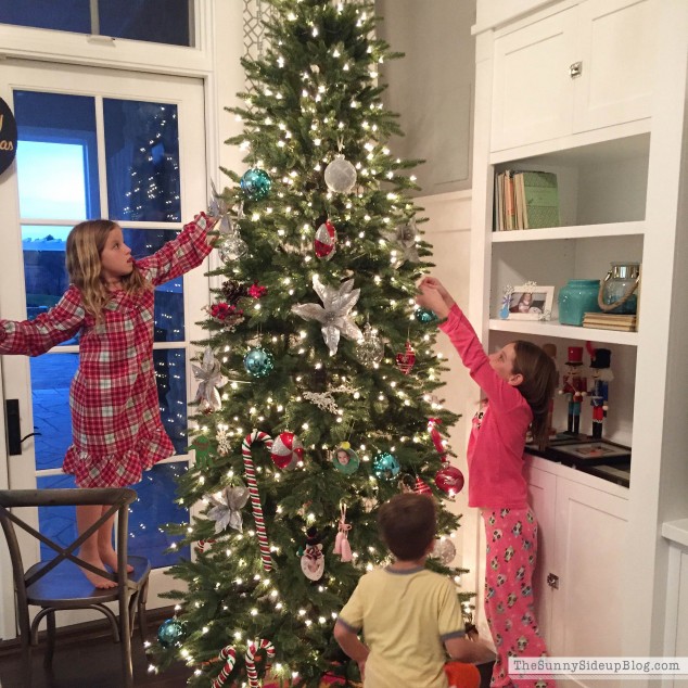 kids-decorating-christmas-tree