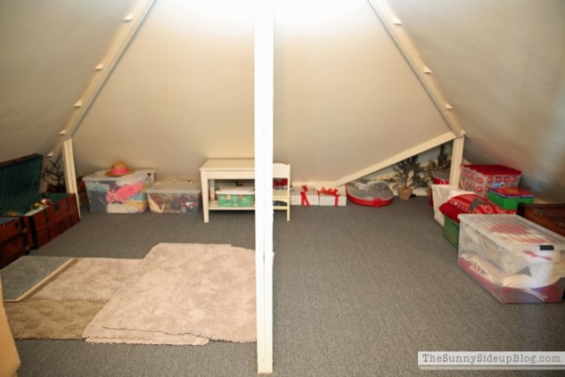 organized attic organized holiday decor_0015