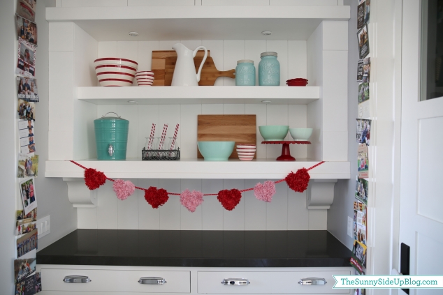 kitchen-shelf-valentines-decor