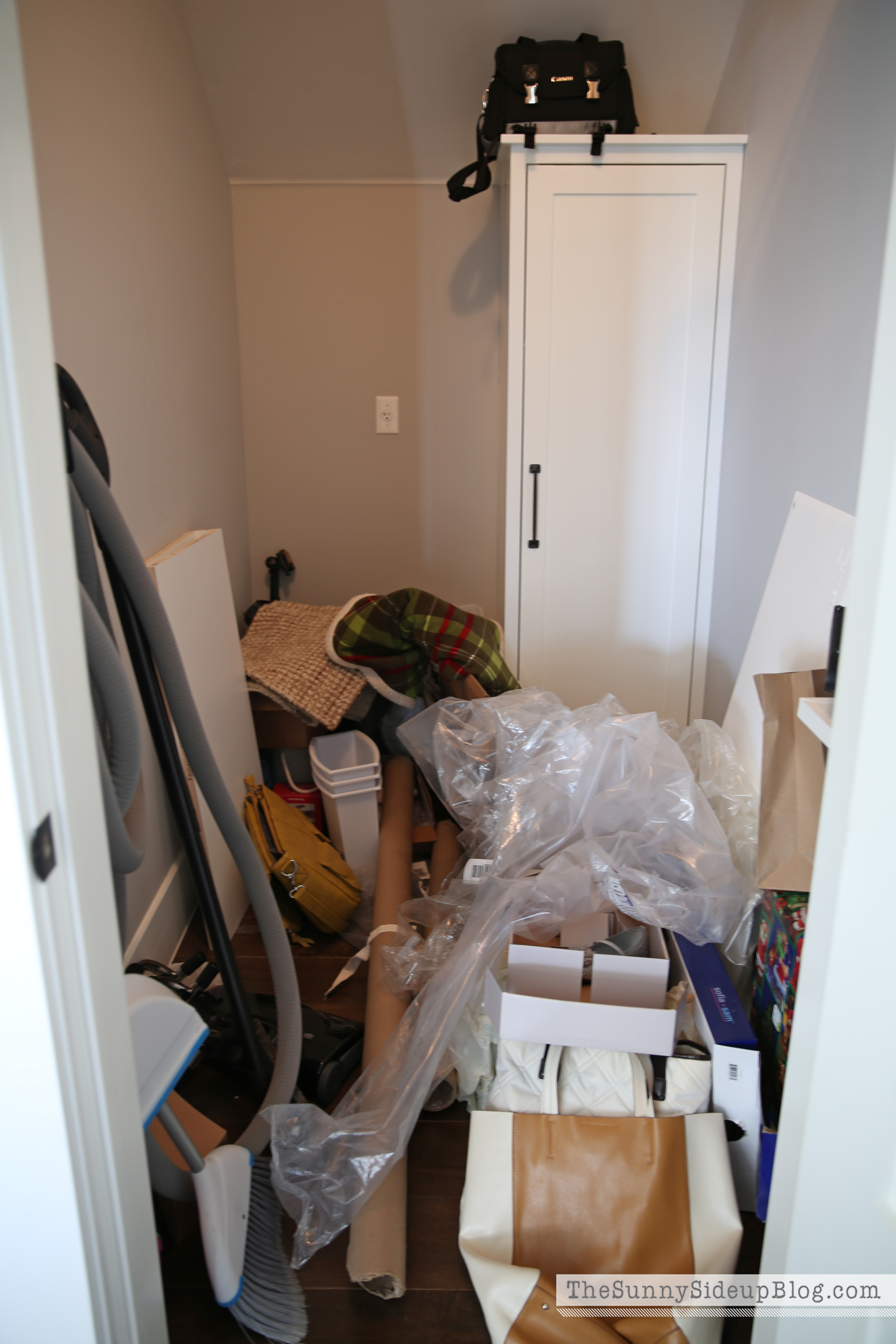 https://www.thesunnysideupblog.com/wp-content/uploads/2015/05/messy-closet.jpg