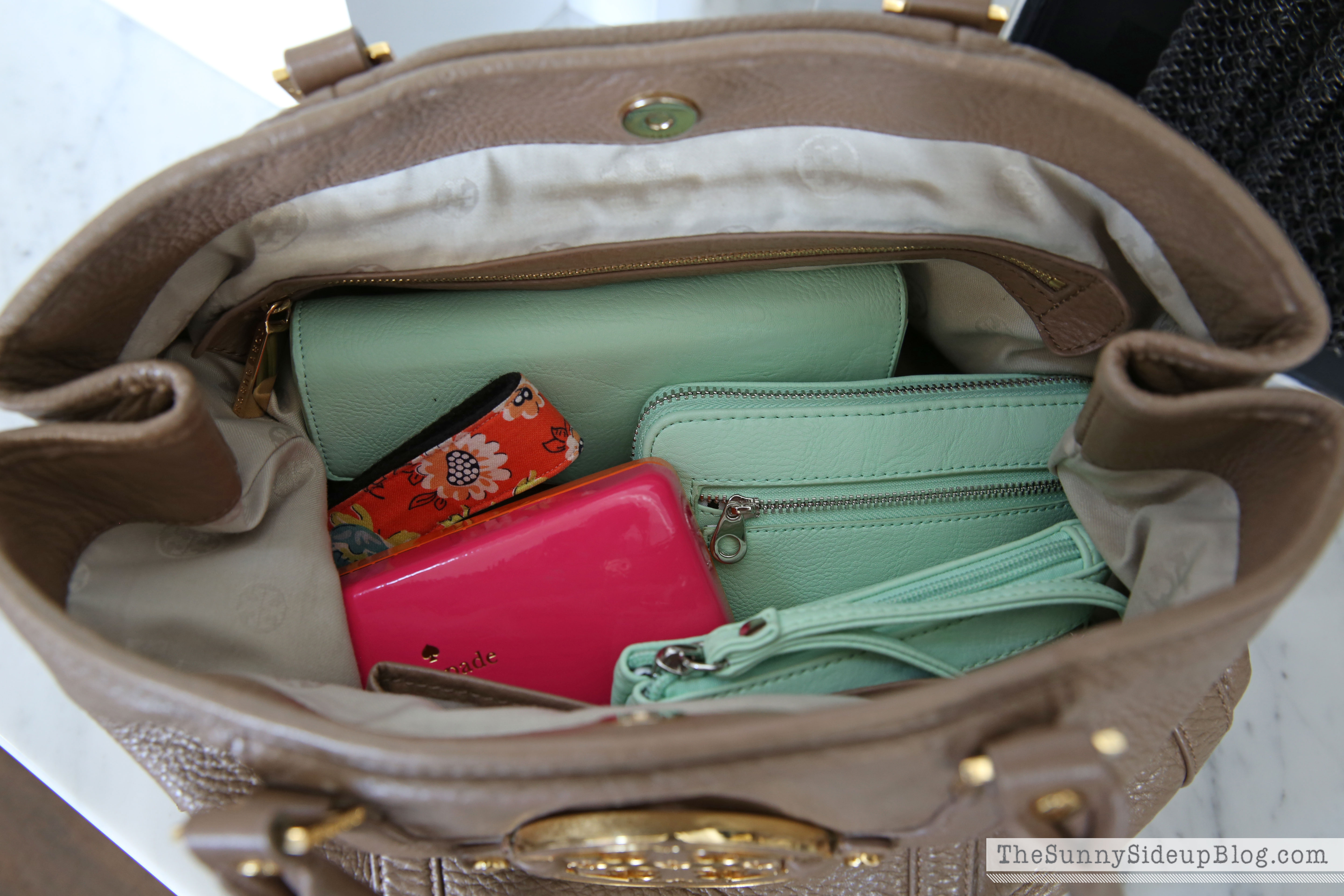 My organized purse and must have items inside! - The Sunny Side Up Blog