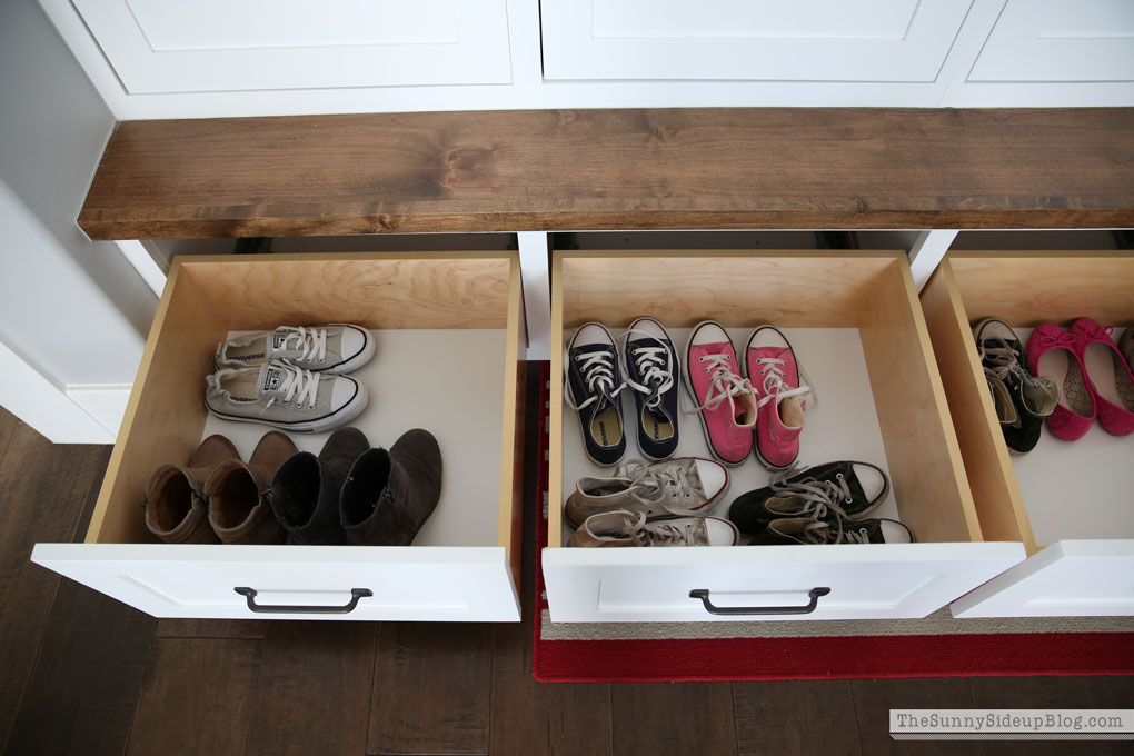 https://www.thesunnysideupblog.com/wp-content/uploads/2016/01/organized-mudroom-20.jpg