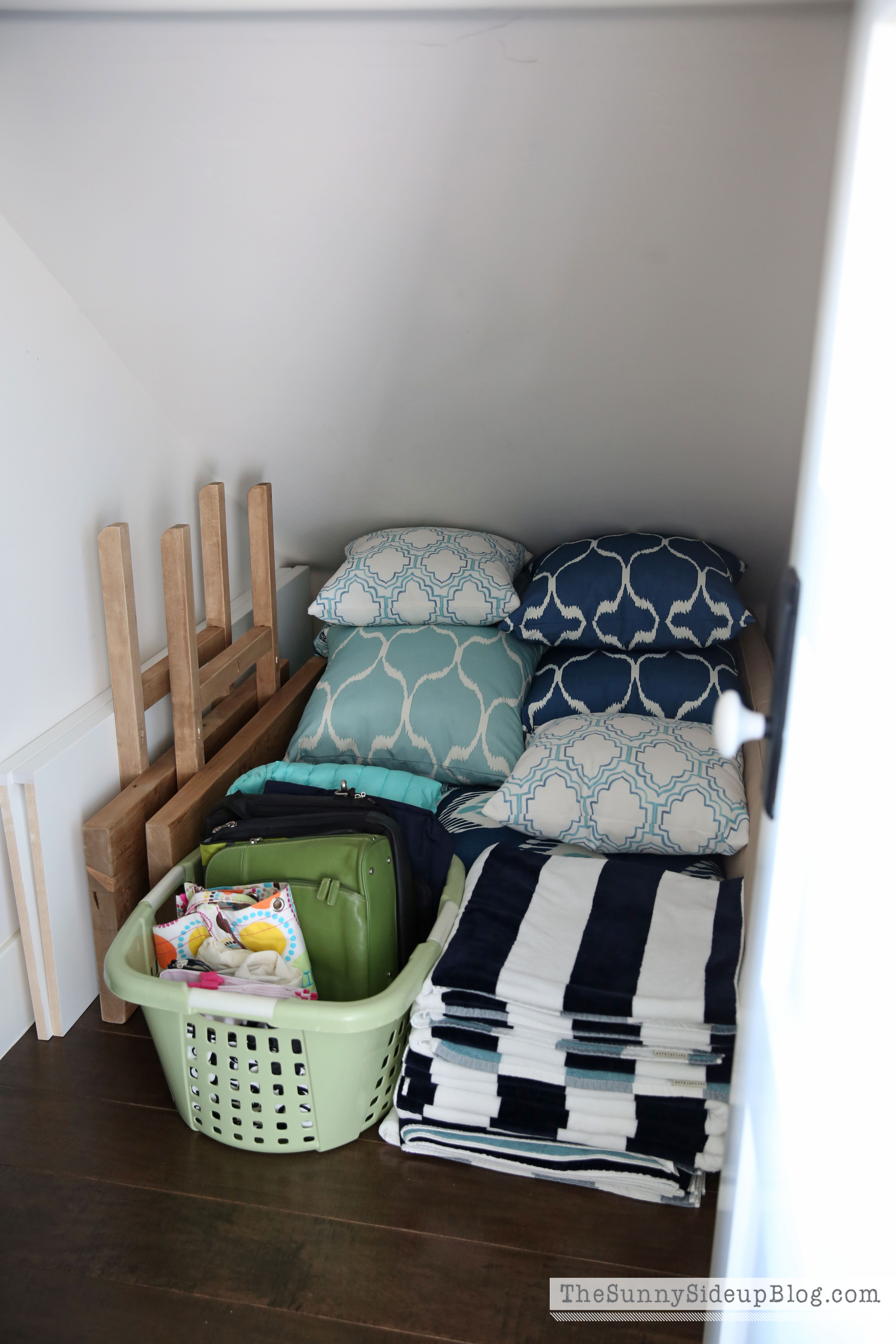 outdoor-pillow-storage