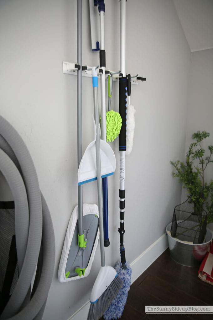 broom-organizer1