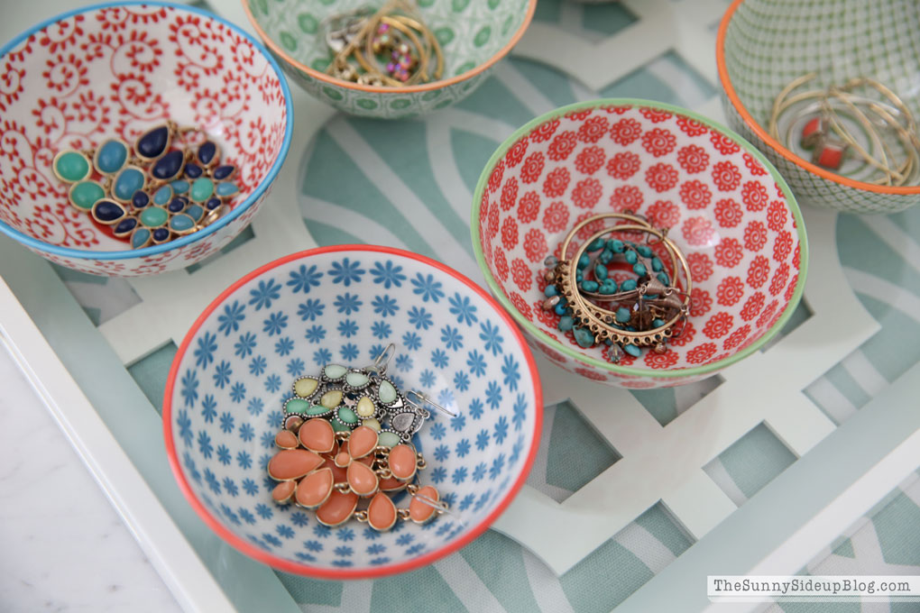 organized-earrings-on-a-tray