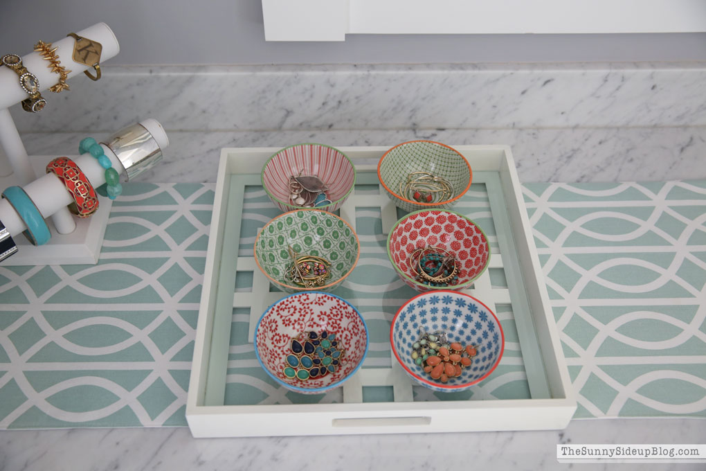 organized-jewelry-in-bowls