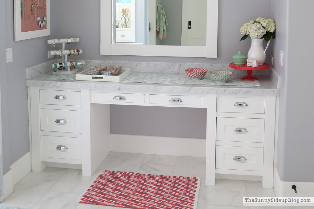 organized-jewelry-vanity