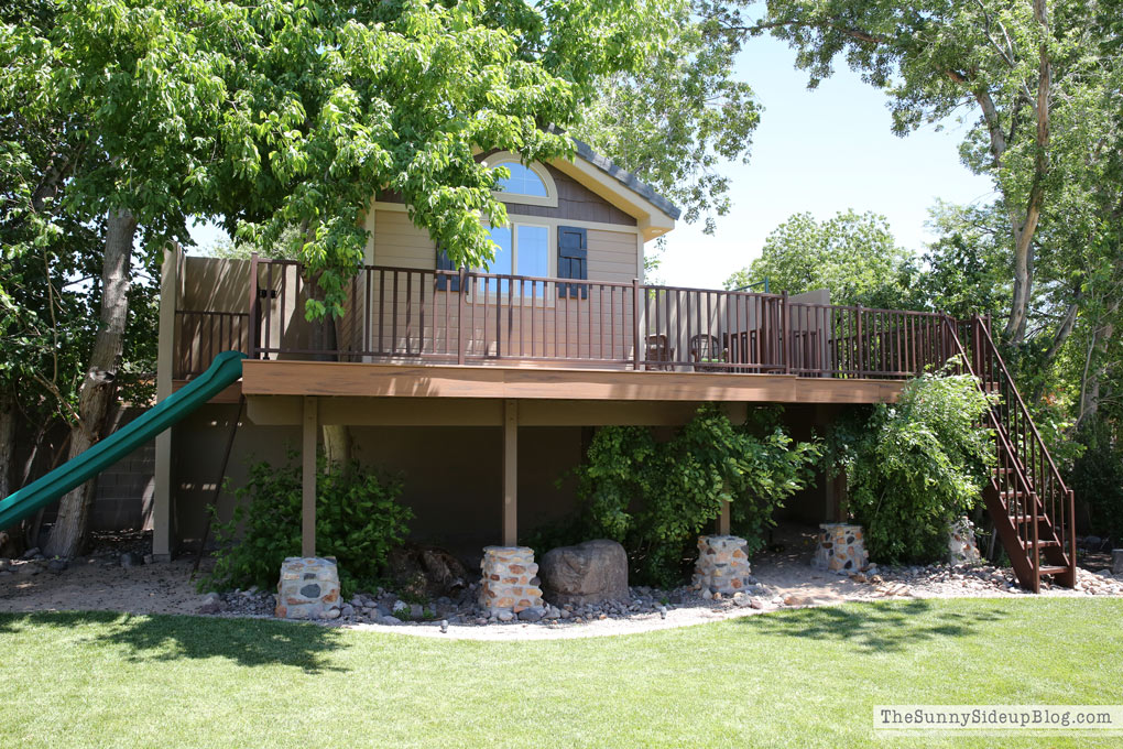 treehouse-with-a-railing