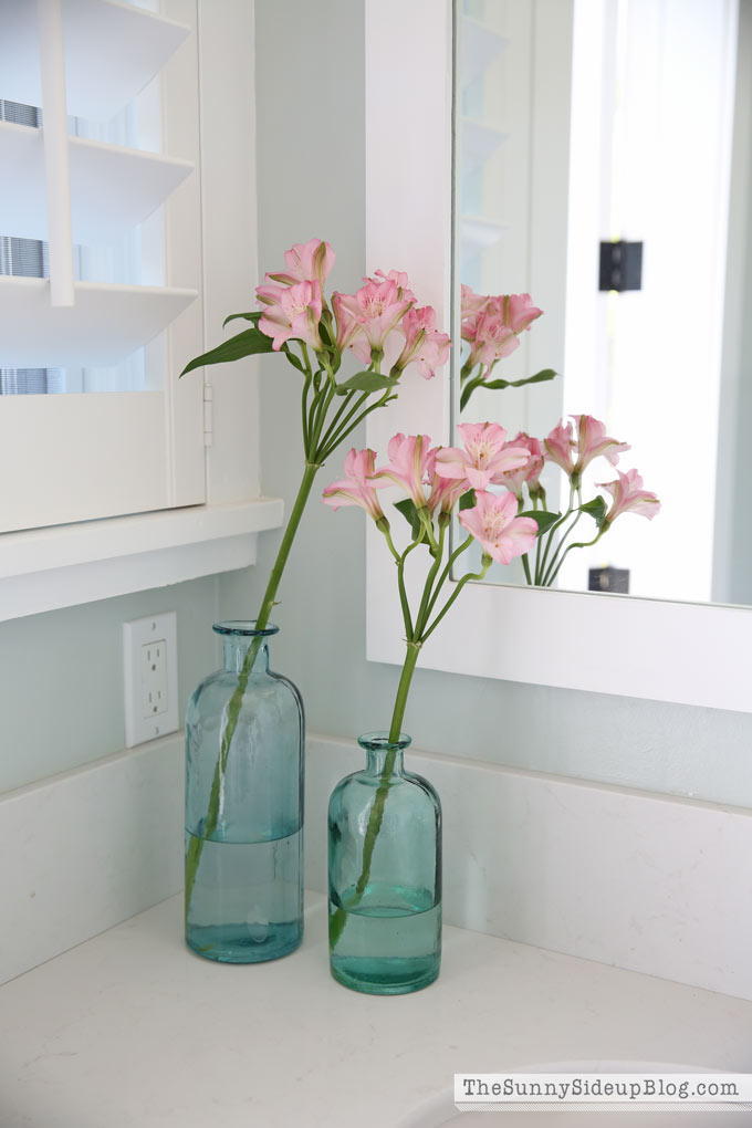 blue-vases-pink-flowers