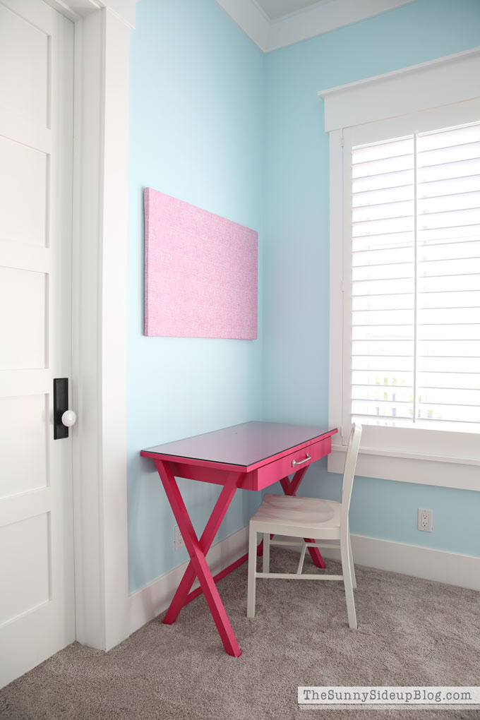 girls room with desk