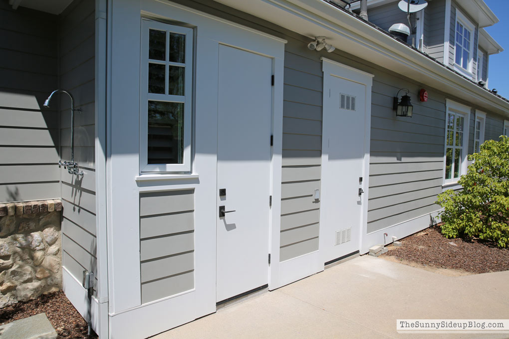 outdoor-pool-closet-and-bathroom