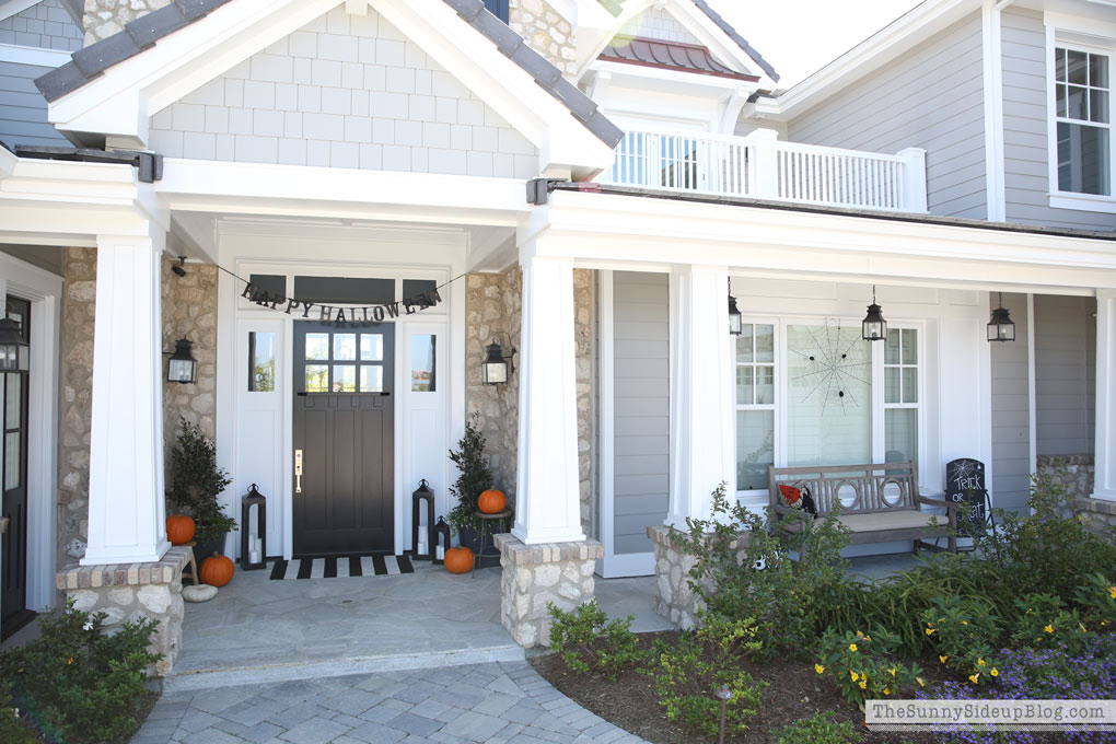 coastal-home-with-white-pillars