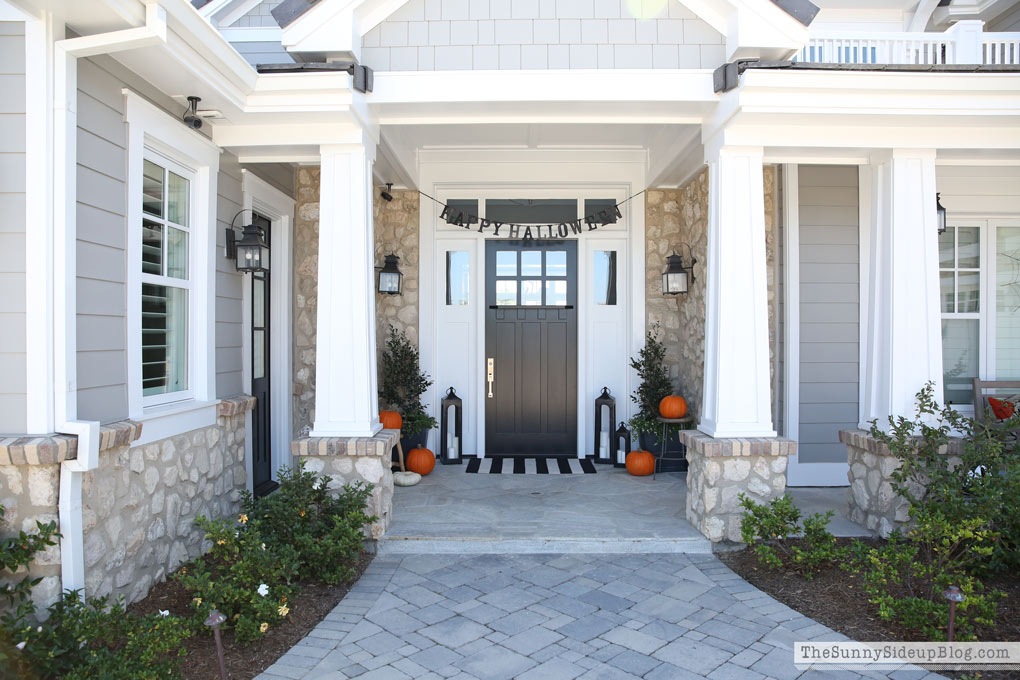 craftsman-coastal-home-with-black-door