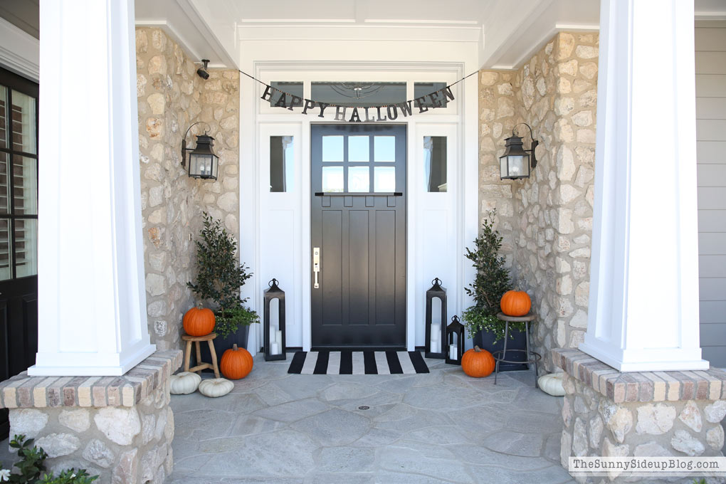 craftsman-porch-with-halloween-decor