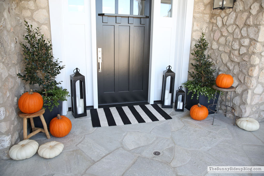 layer-pumpkins-on-stools-for-front-porch-fall-decorating