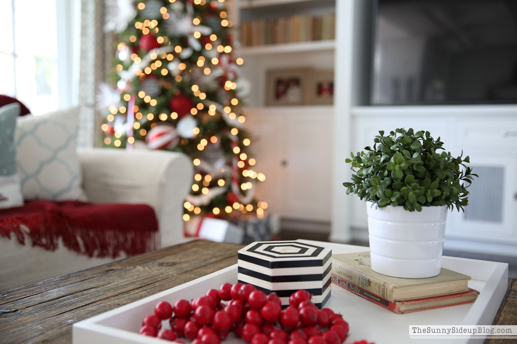 christmas-coffee-table-decor