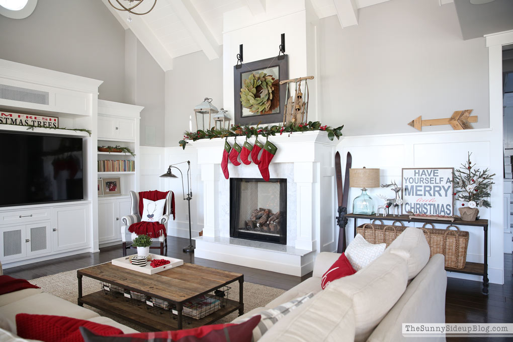 family-room-christmas-decor