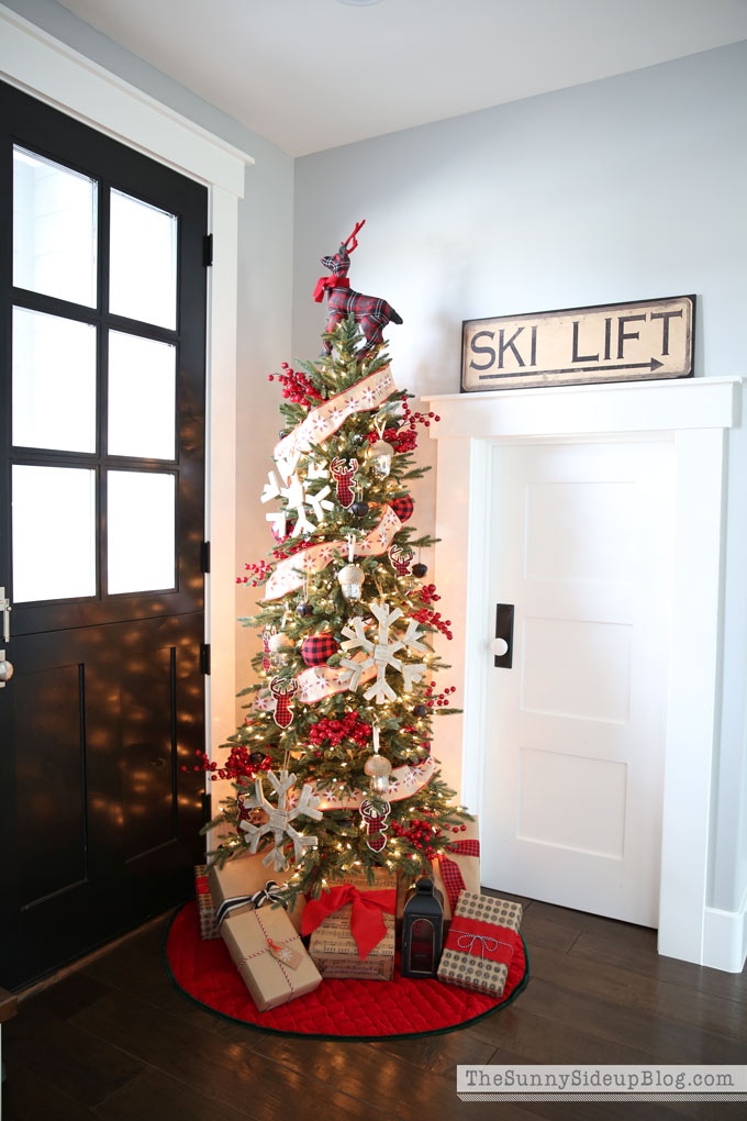 sunny-side-up-mudroom-christmas-tree