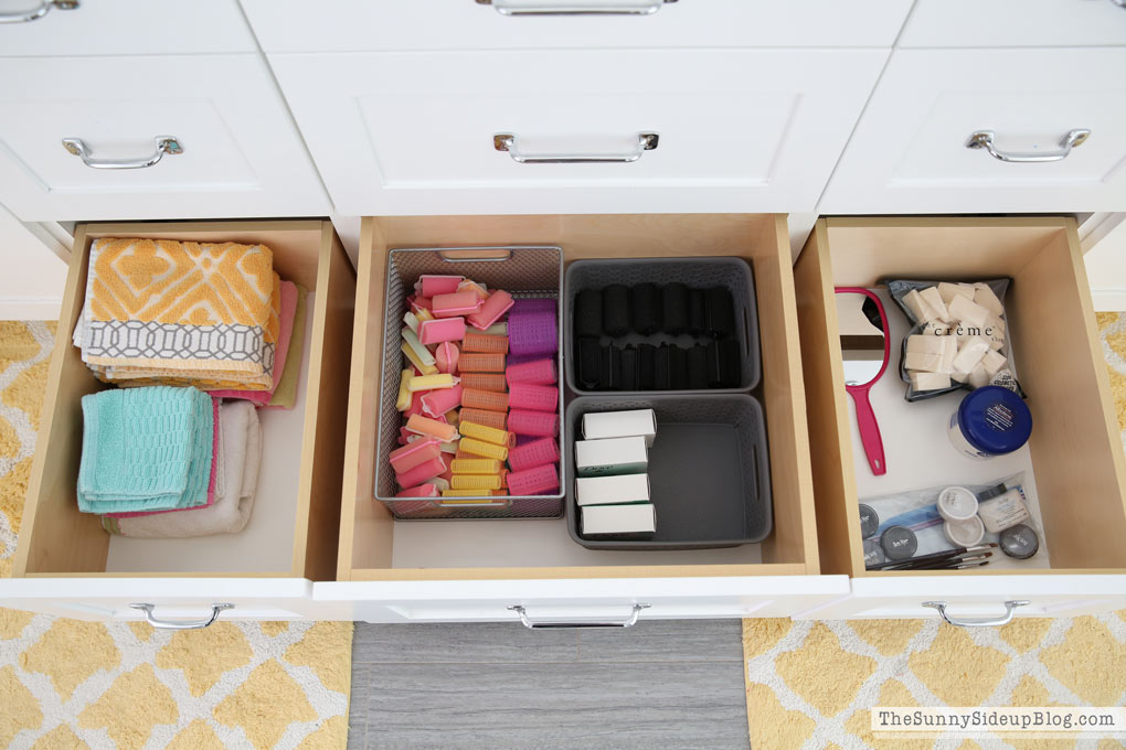 https://www.thesunnysideupblog.com/wp-content/uploads/2017/01/organized-bathroom-drawers-4.jpg