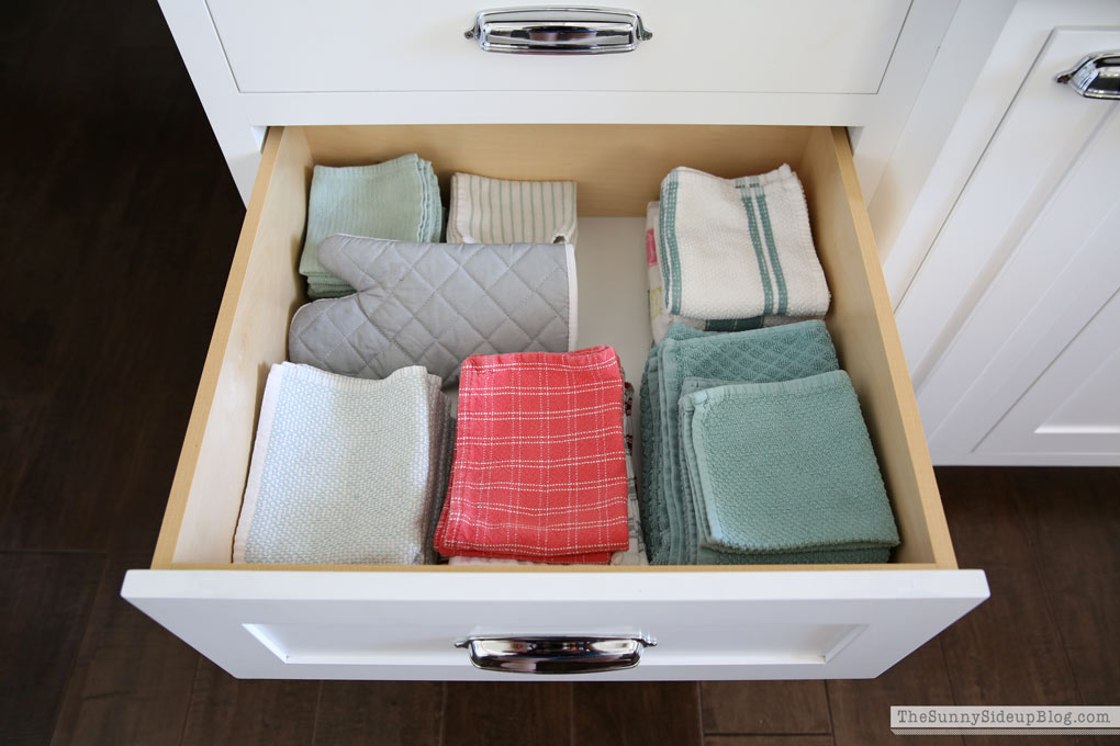 Organized Dish Towel Drawer - Organize and Decorate Everything