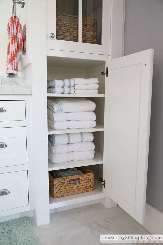 https://www.thesunnysideupblog.com/wp-content/uploads/2017/07/organized-master-bathroom-towels.jpg