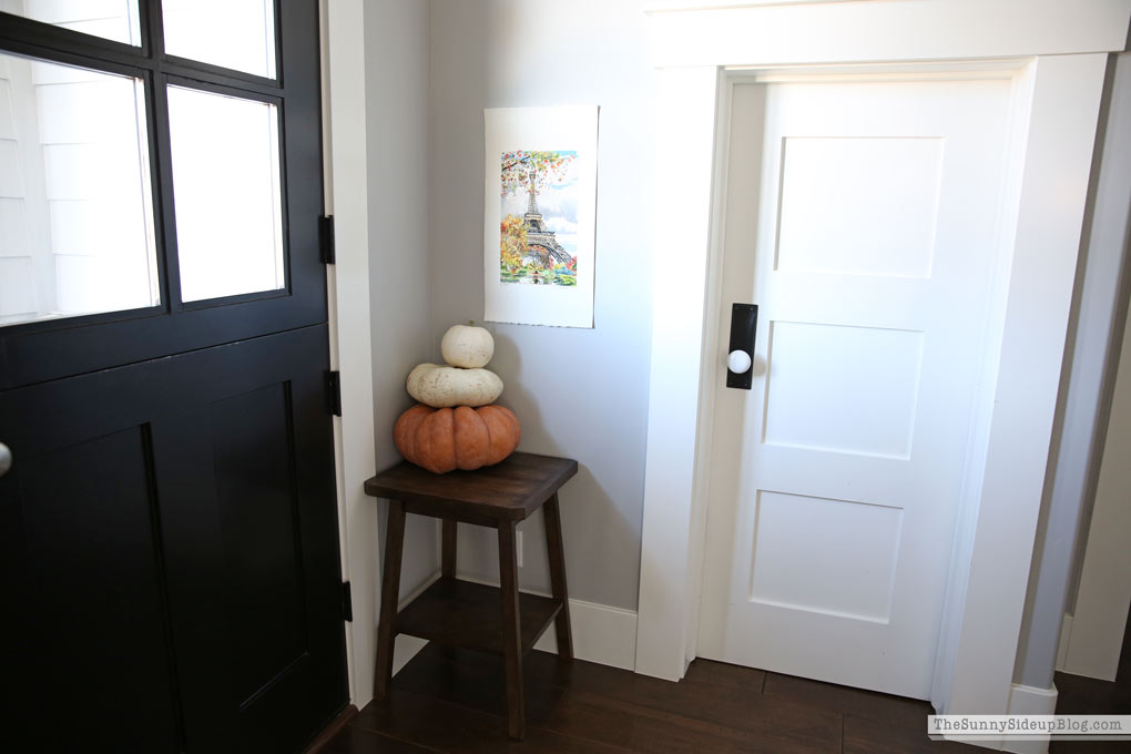 fall-pumpkin-table-display-dutch-door