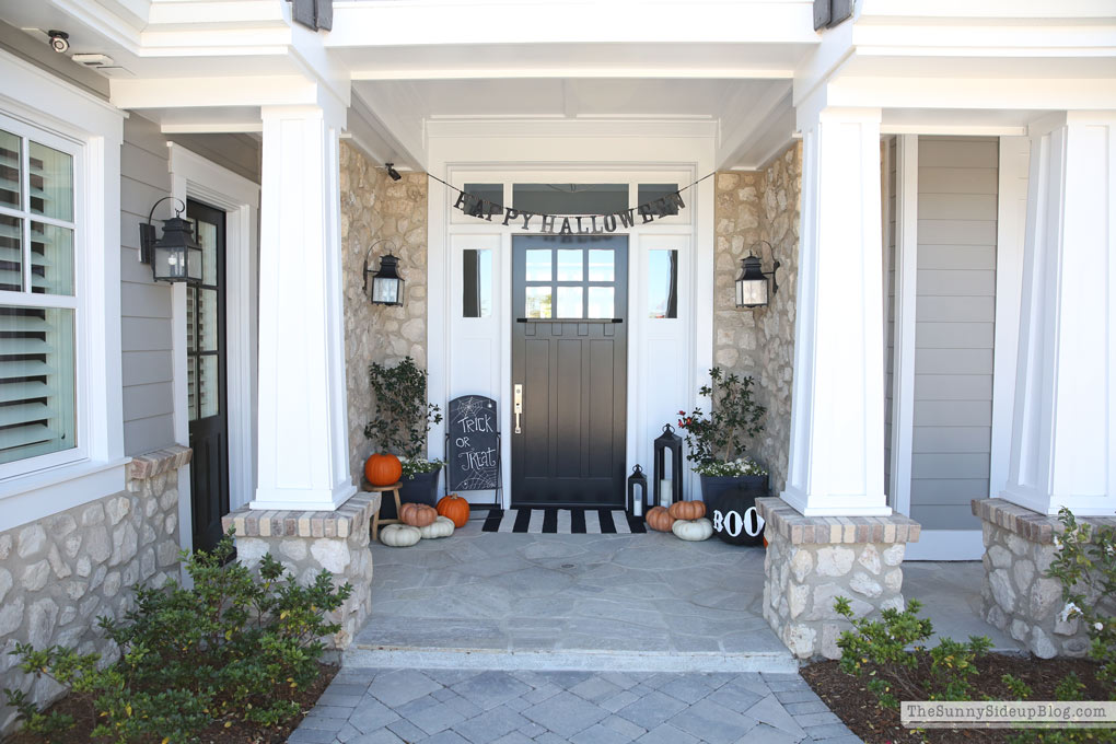 halloween-porch-decor-craftsman-coastal-home (Sunny Side Up)