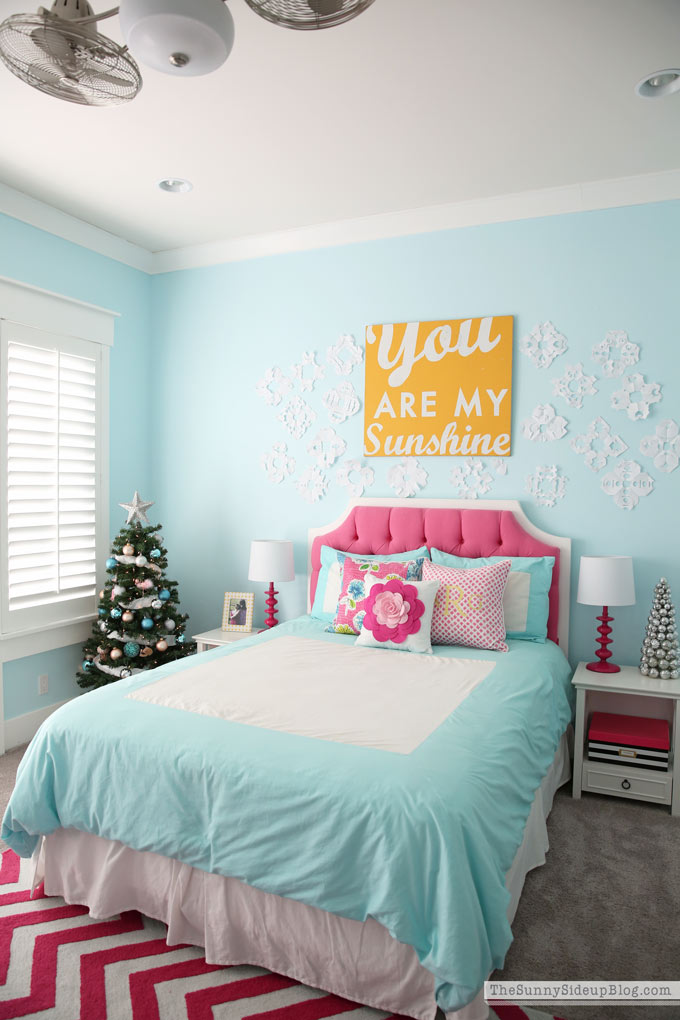pink and blue bedroom Christmas decor (Sunny Side Up)
