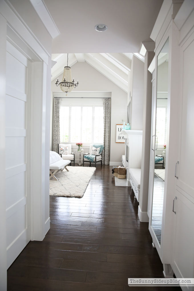 https://www.thesunnysideupblog.com/wp-content/uploads/2018/02/master-bedroom-hallway.jpg