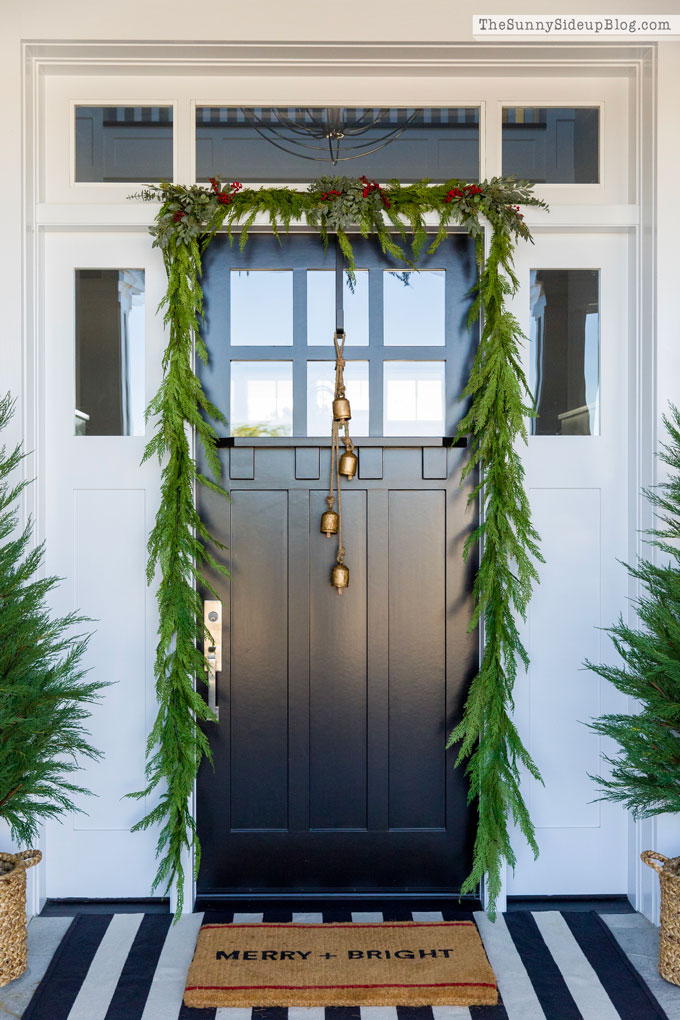 https://www.thesunnysideupblog.com/wp-content/uploads/2019/11/christmas-front-porch.jpg