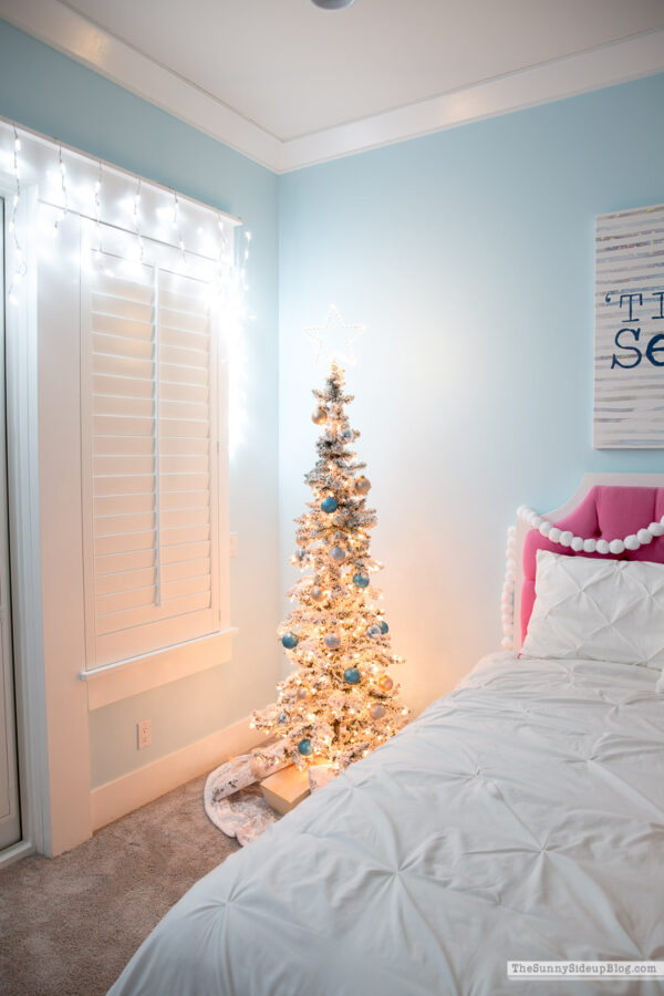 Girl's Bedroom Christmas Decor - The Sunny Side Up Blog