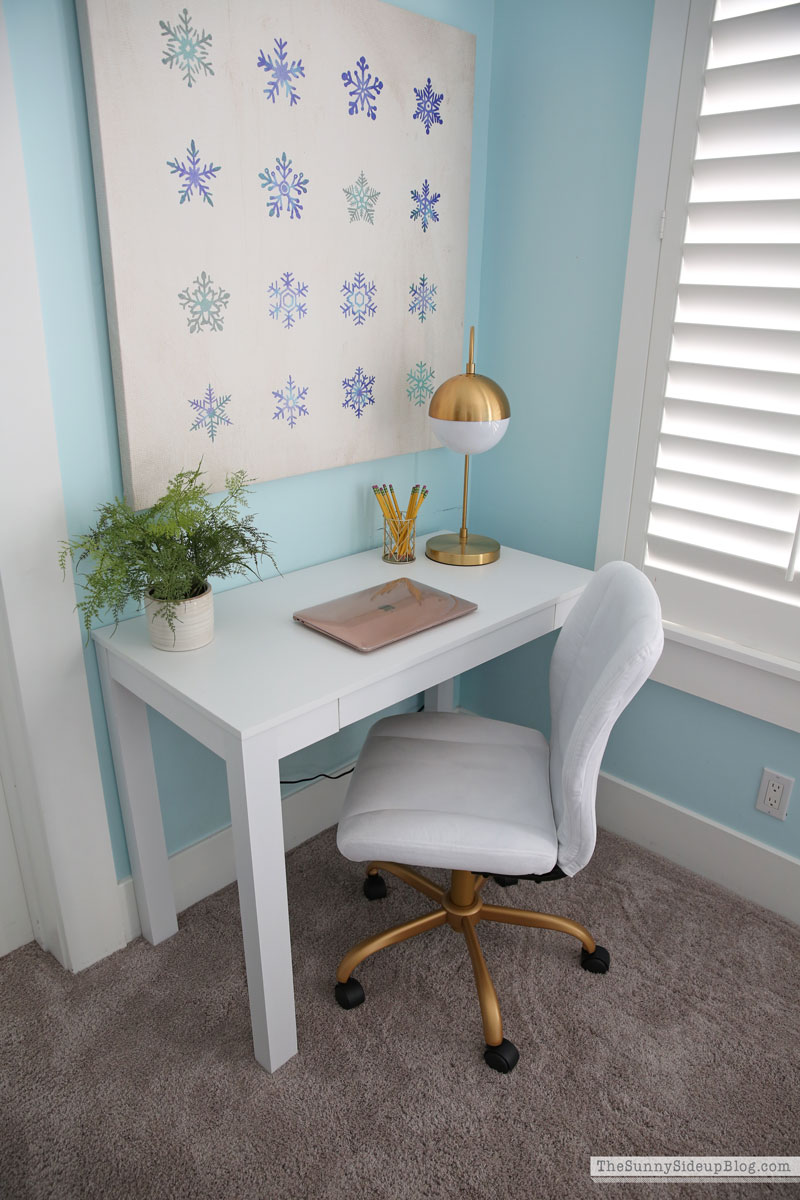 Teen desk and organized closet (Sunny Side Up)