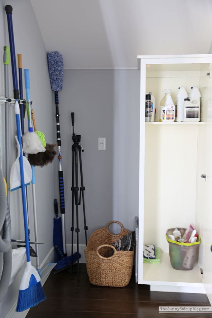 https://www.thesunnysideupblog.com/wp-content/uploads/2021/03/organized-cleaning-closet.jpg