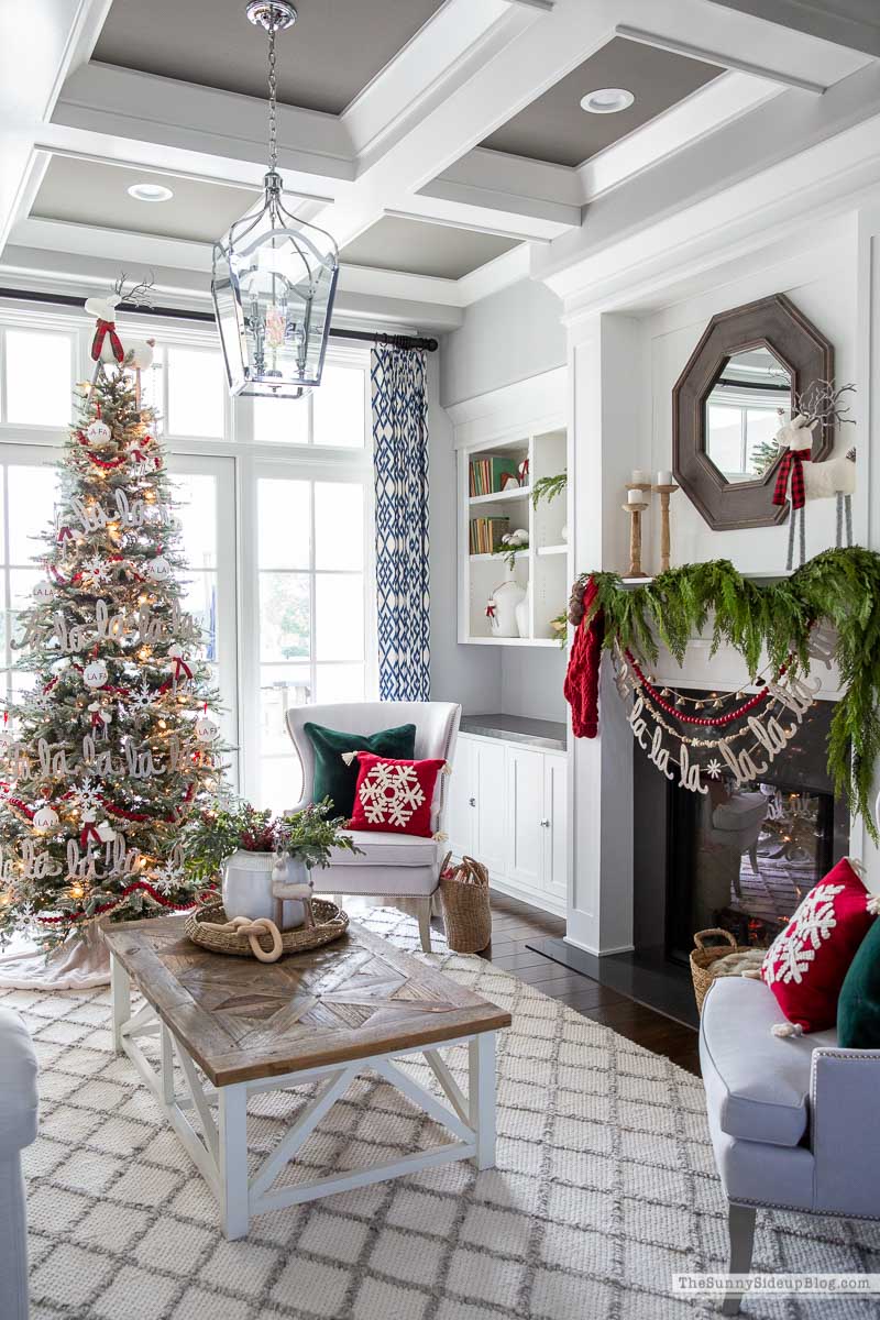 https://www.thesunnysideupblog.com/wp-content/uploads/2021/12/christmas-living-room-sunnyside-up-1.jpg