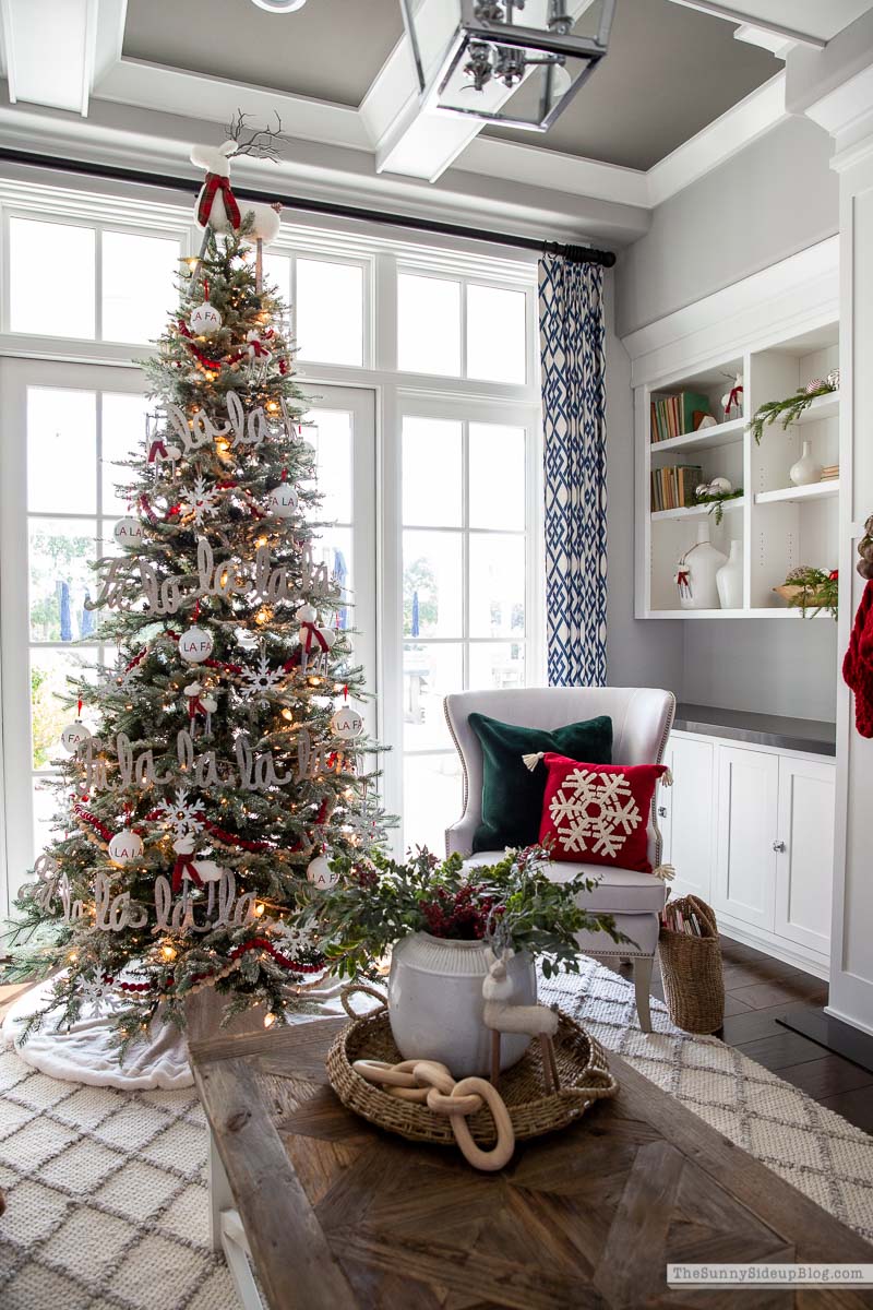 https://www.thesunnysideupblog.com/wp-content/uploads/2021/12/christmas-living-room-sunnyside-up-10.jpg