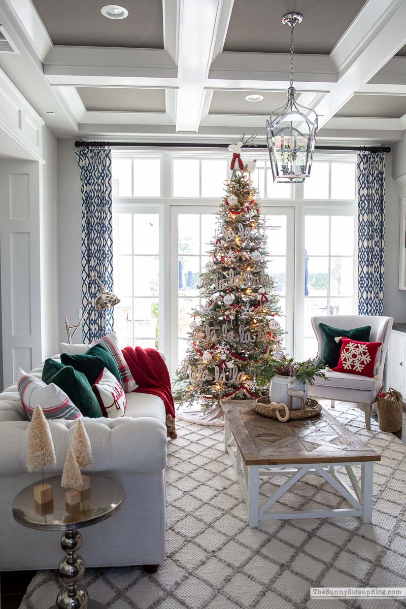 https://www.thesunnysideupblog.com/wp-content/uploads/2021/12/christmas-living-room-sunnyside-up-2.jpg