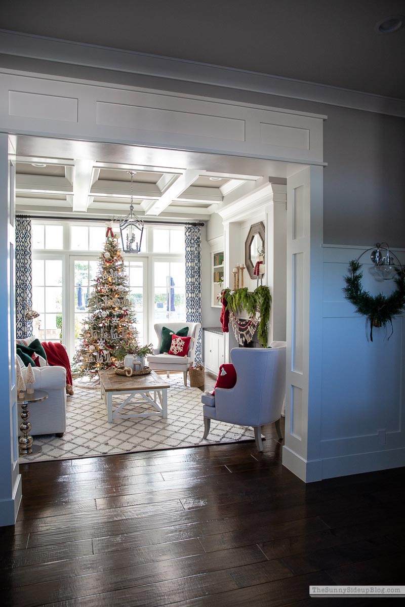 Woodsy Glam Christmas Tree (and favorite holiday pillows!) - The Sunny Side  Up Blog