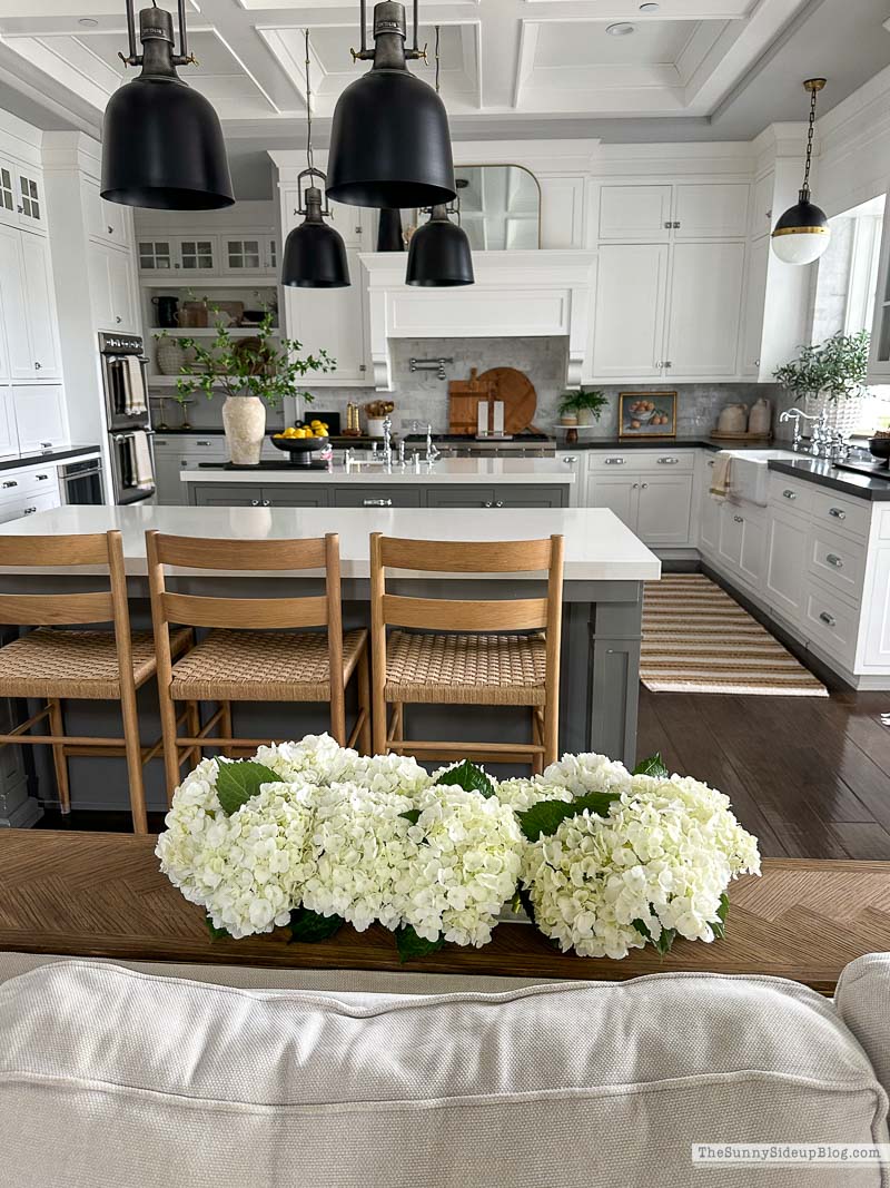 Hydrangea Centerpiece (Sunny Side Up)